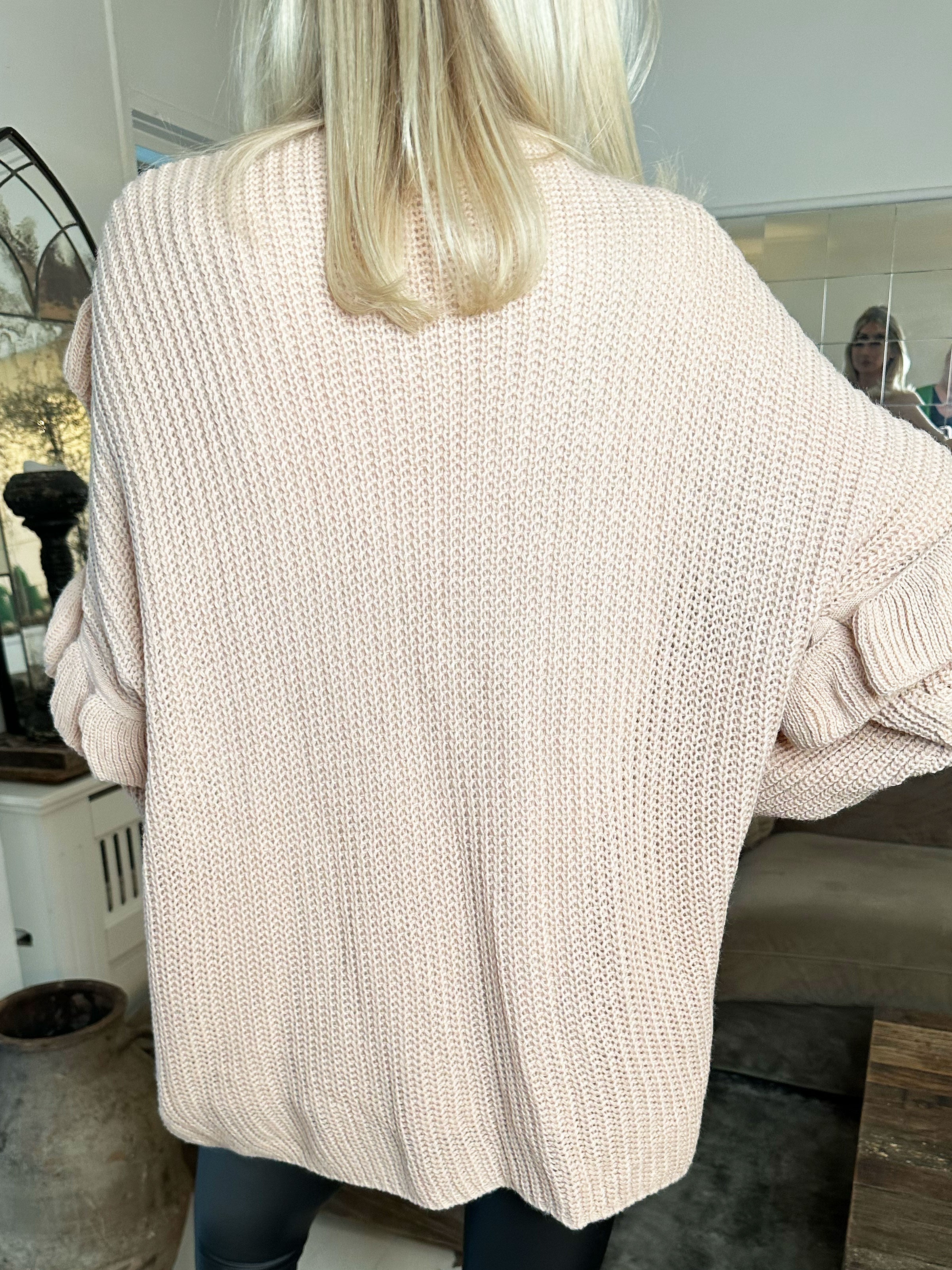 Ellis Cardigan - Fin stickad kofta med fina volangdetaljer